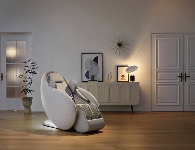 세라젬 전신 안마의자 신제품 '파우제 M8'. /세라젬