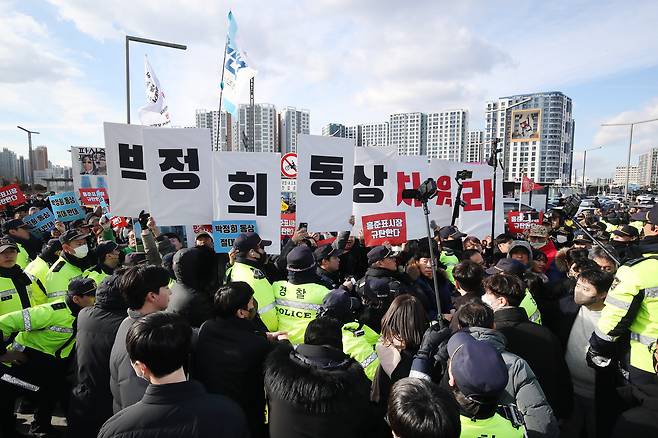 23일 오후 대구 동구 동대구역 광장에서 열린 '박정희 대통령 동상 제막식' 현장에 동상 건립을 반대하는 단체 회원들이 몰려 경찰과 대치하고 있다. /뉴스1