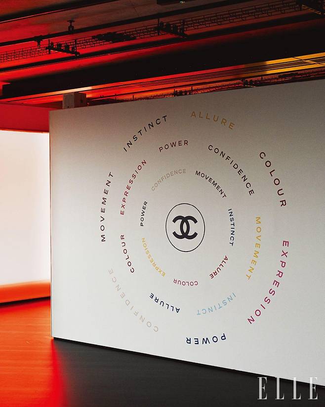 색과 표현, 자신감, 움직임, 힘, 본능, 알뤼르 등 ‘컬러 오브 알뤼르’를 통해 샤넬 뷰티가 전하려는 핵심 키워드가 적혀 있는 행사장.