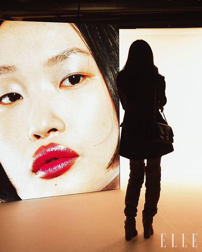 몰입형 미디어아트 작품을 감상하고 있는 민지.