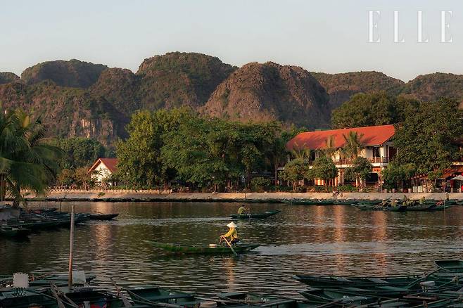 주민들의 삶과 배낭여행자들의 삶이 뒤섞인 땀꼭. 노을 진 호수 주변을 소규모 게스트하우스들이 에워싸고 있다.
