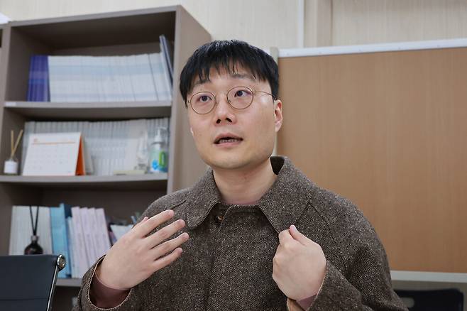‘주주행동 플랫폼 액트’의 윤태준 연구소장이 지난 10일 오후 서울 마포구 한겨레신문사에서 이사의 주주에 대한 충실의무를 도입하는 상법 개정과 관련해 인터뷰하고 있다. 김혜윤 기자 unique@hani.co.kr