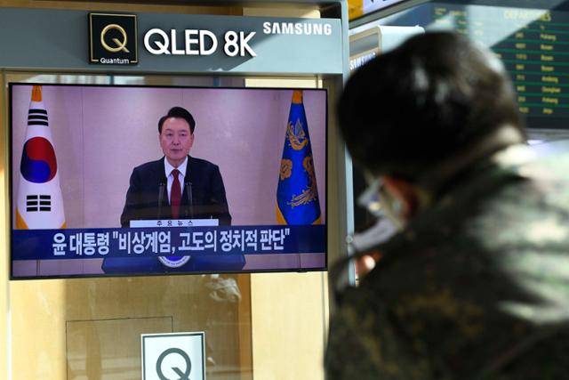 12일 서울역에서 시민들이 윤석열 대통령 담화 관련 뉴스를 시청하고 있다. 류기찬 인턴기자