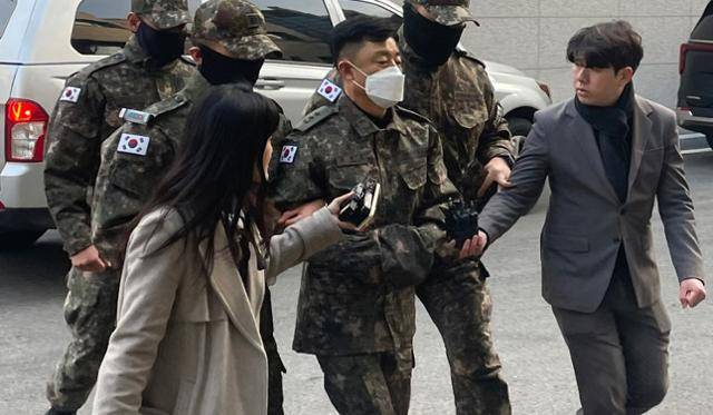 계엄을 사전에 모의한 혐의를 받는 문상호 정보사령관이 20일 오후 서울 중앙지역군사법원에서 열린 영장실질심사에 출석하고 있다. 뉴시스