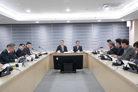 박상돈 천안시장이 23일 간부회의에서 지역경제 활성화를 위해 모임·회식을 적극 권장하고 있다 [사진=천안시]