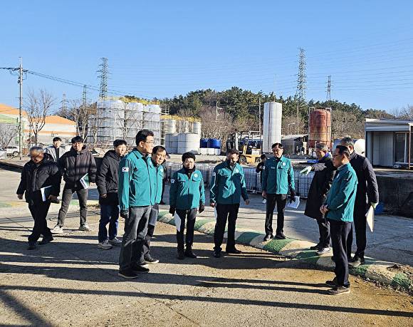 정읍시의회 경제산업위원회 소속 의원들이 염산 유출 현장 점검활동을 펴고 있다. [사진=정읍시의회 ]