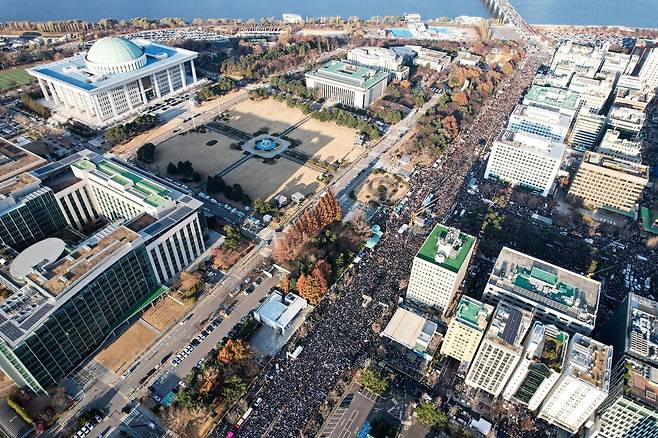 2024년 12월 14일 여의도 국회 앞길과 도로를 가득 메운 윤석열 대통령 탄핵 촉구 집회 인파. 중도층이나 무당층이거리에 쏟아져 나오면 그 정권은 예외 없이 무너졌다. [연합뉴스]