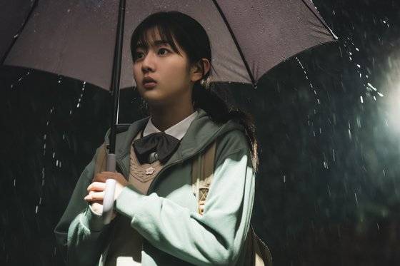 강풀 웹툰 원작의 디즈니플러스 시리즈 ‘조명가게’(8부작)는 어두운 골목길 끝 조명가게를 중심으로 삶과 죽음의 경계에 선 이들의 미스터리한 사연을 풀어간다. 사진 월트디즈니 컴퍼니 코리아