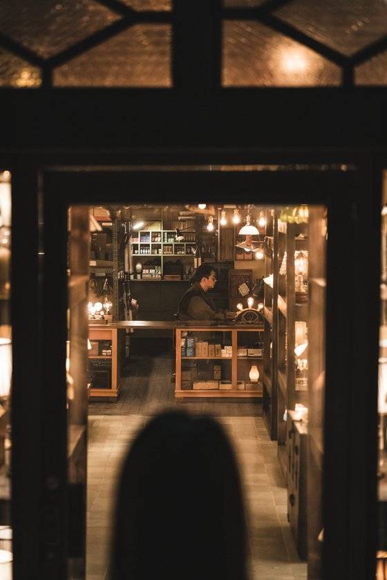 강풀 웹툰 원작의 디즈니플러스 시리즈 ‘조명가게’(8부작)는 어두운 골목길 끝 조명가게를 중심으로 삶과 죽음의 경계에 선 이들의 미스터리한 사연을 풀어간다. 사진 월트디즈니 컴퍼니 코리아