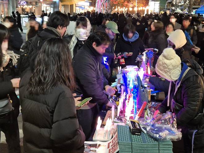 LED 촛불·응원봉 등을 판매하는 한 노점상에 사람들이 몰렸다. 이날 기자가 지켜본 5분간 총 15개의 LED물품이 팔렸다. 송선교 인턴기자