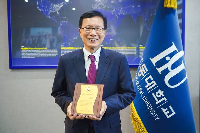 수상 기념 사진(한동대 최도성 총장)