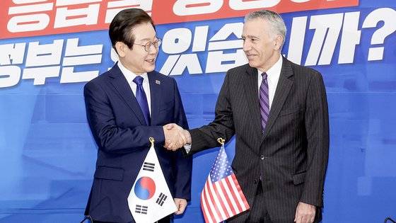 이재명 더불어민주당 대표가 26일 국회에서 예방한 필립 골드버그 주한미대사와 악수하고 있다. 김성룡 기자/ 2024.09.26