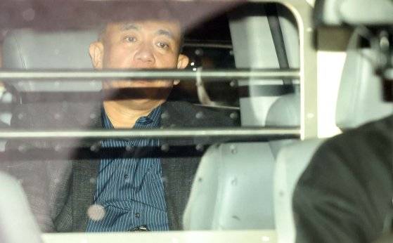 정치 브로커 명태균씨가 지난 11월 14일 오후 경남 창원시 성산구 창원지방법원(창원지법)에 구속 전 피의자 심문(영장실질심사)을 마치고 법원을 나서고 있다. 연합뉴스