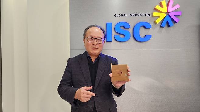 김정렬 ISC 대표가 판교 본사에서 AI 반도체 테스트 소켓을 소개하고 있다. /최형창 기자