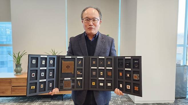 김정렬 ISC 대표가 판교 본사에서 자사 반도체 테스트 소켓 제품을 설명하고 있다.  /최형창 기자