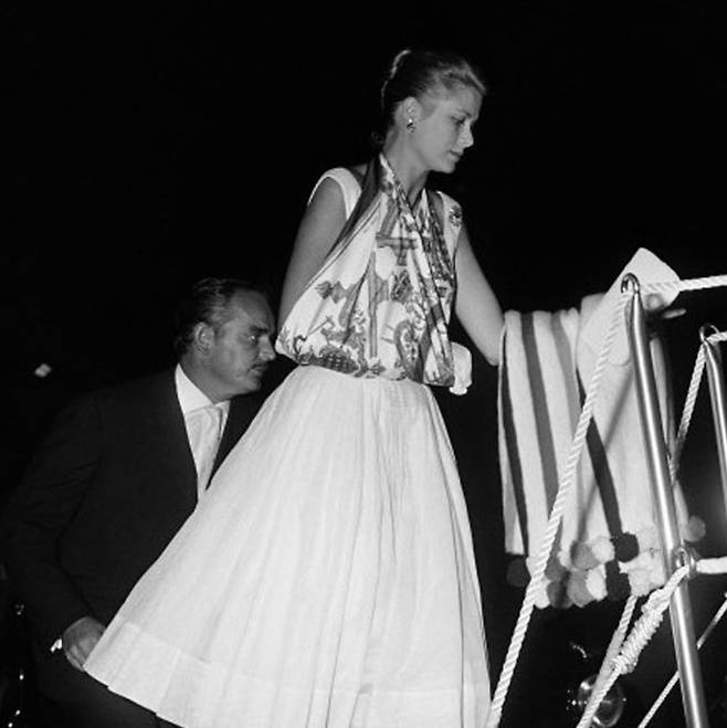 모나코의 그레이스 공주가 1959년 8월 27일 모나코 항구에서 저녁 파티를 위해 아리스토텔레스 오나시스의 요트에 탑승할 때 팔에 화려한 스카프를 두르고 있다. / 사진=AP/Sotheby’s International Realty®