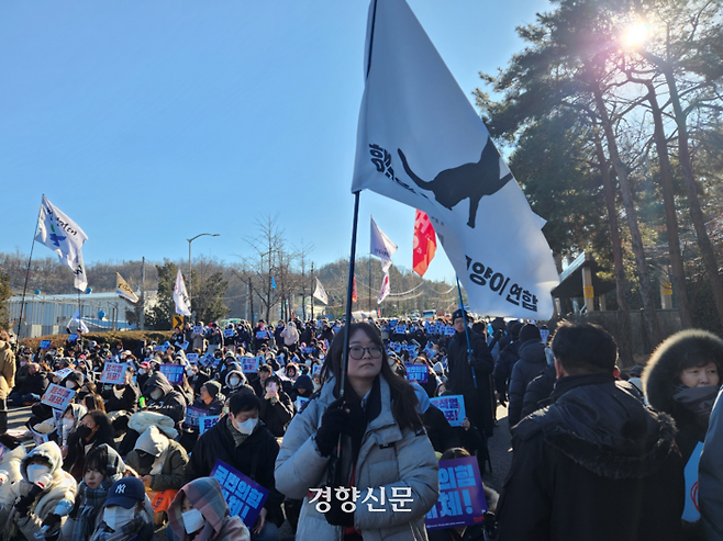 성윤서씨(22)가 22일 서울 남태령역 4번 출구 인근 ‘남태령 대첩’에 참여해 깃발을 들고 있다. 오동욱 기자