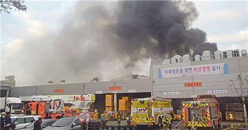 시흥 정왕동 시화공단 내 전기자동차 냉각기 제조공장 화재 현장. 경기도소방재난본부 제공