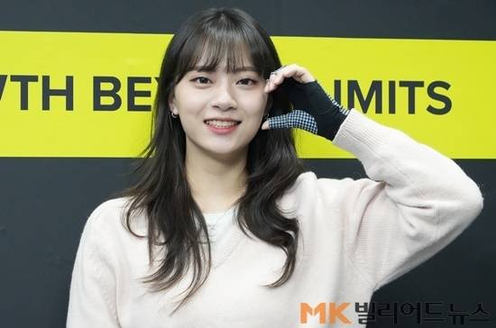 2001년생 정보윤은 지난 22/23시즌 LPBA에 데뷔, 그간 최고성적이 32강(1회)에 그쳤으나 최근 7차전에서 4강까지 오르며 ‘뉴스타’로 발돋움했다. 인터뷰가 진행된 서울 역삼동 엠블당구클럽에서 포즈를 취하고 있는 정보윤.