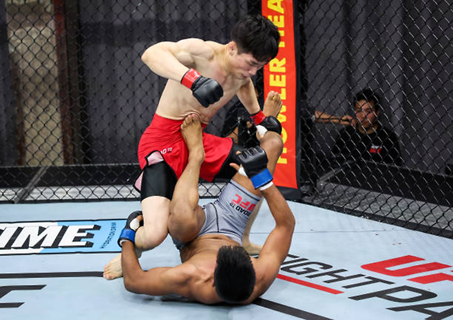 이창호가 2023년 5월 Road to UFC 시즌2 밴텀급 8강전 그라운드 앤드 파운드를 하고 있다. 사진=TKO