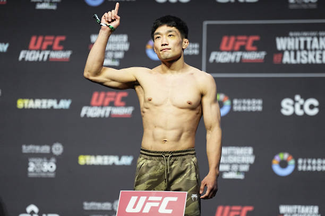 이창호가 Road to UFC 시즌2 밴텀급 토너먼트 결승 공개 계체 촬영을 하고 있다.