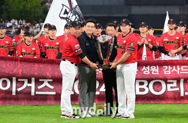 2024년 9월 25일 광주기아챔피언스필드에서 '2024 신한 SOL Bank KBO리그, 삼성 라이온즈와 KIA 타이거즈의 경기가 열렸다. 경기 전 KIA 이범호 감독. 심재학 단장, 최준영 대표이사, 나성범(왼쪽부터)이 2024 정규시즌 우승 트로피를 들어올리고 있다./광주=유진형 기자 zolong@mydaily.co.kr