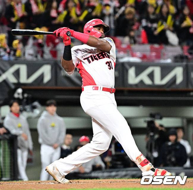 [OSEN=지형준 기자] 1회말 무사 1루에서 KIA 소크라테스가 우전 안타를 날리고 있다. 2024.10.23 / jpnews@osen.co.kr