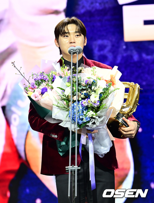 김도영이 2024 골든글러브 수상소감을 말하고 있다./OSEN DB