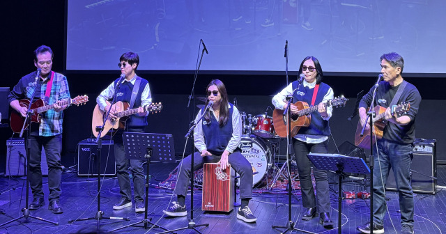 ‘제1회 꽃중년 밴드 페스티벌’에 기타, 카혼으로 이루어진 팀이 합주하고 있다. 강해연 기자