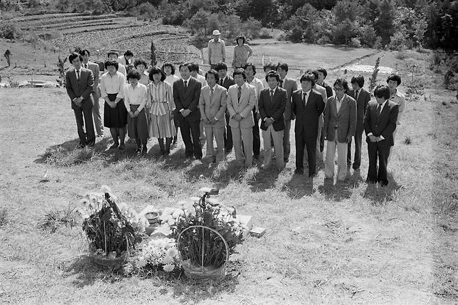 <전남매일신문> 기자들이 1980년 6월2일 신문을 재발행한 후 5·18 묘역을 찾아 참배하고 있다. ⓒ나경택 전 <전남매일신문> 기자 제공