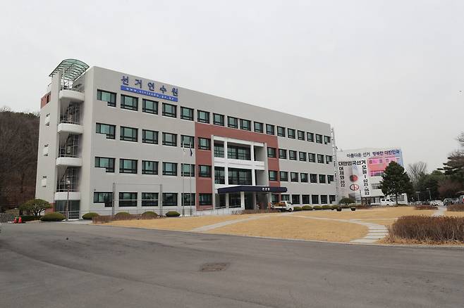 12월3일 비상계엄 선포 직후 수원 중앙선관위 선거연수원에 계엄군과 경찰이 배치됐다. ⓒ연합뉴스