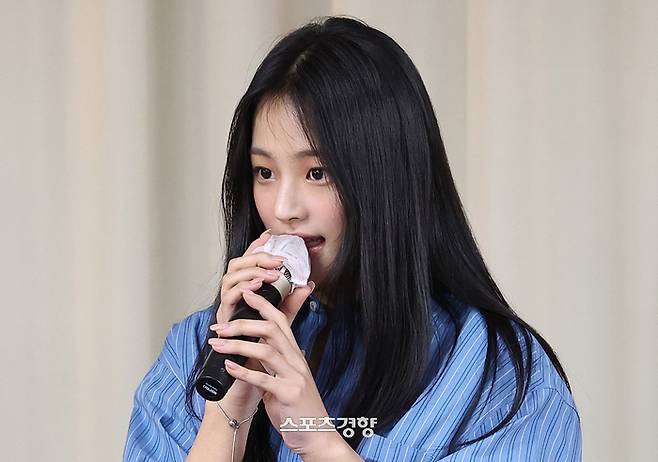 걸그룹 뉴진스 멤버 민지가 지난달 28일 오후 서울 강남구 스페이스쉐어 삼성역센터에서 열린 전속계약 해지 관련 기자회견에 참석해 발언하고 있다. 권도현 기자