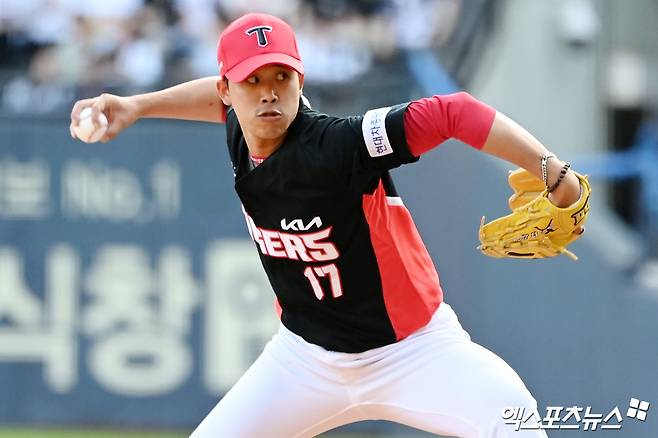 8일 오후 서울 송파구 잠실야구장에서 열린 '2024 신한 SOL Bank KBO리그' KIA 타이거즈와 두산 베어스의 경기, 4회말 무사 만루 KIA 임기영이 공을 힘차게 던지고 있다. 엑스포츠뉴스 DB