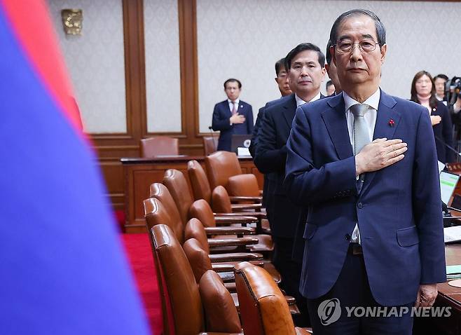 국기에 경례하는 한덕수 대통령 권한대행 국무총리 [대통령통신사진기자단]