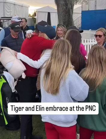 빨간 옷을 입은 타이거 우즈와 전처 엘린 노르데그렌이 포옹하고 있다.(사진=SNS 캡처)