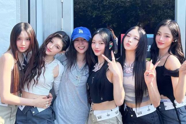뉴진스와 민희진(왼쪽에서 세 번째). 사진 출처=민희진 계정