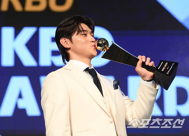 2024 KBO 시상식이 26일 오후 서울 송파구 롯데호텔월드에서 열렸다. MVP에 뽑힌 KIA 김도영이 트로피에 입을 맞추고 있다. 정재근 기자 cjg@sportschosun.com/2024.11.26/