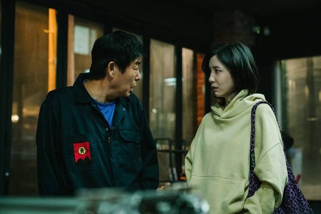 배우 박지현과 성동일이 출연하는 영화 '동화지만 청불입니다'의 스틸이 공개됐다. /미디어캔