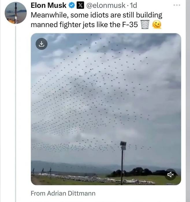 中드론 보여주며 F-35 비웃은 머스크 - 일론 머스크가 지난달 말 소셜미디어 X에 “F-35 같은 유인 전투기를 만드는 멍청이”라는 글과 함께 올린 중국 드론의 비행 영상. /소셜미디어 ‘X’