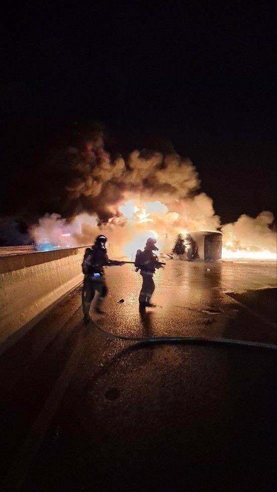 화염에 휩싸인 유조차량ⓒ경기도소방재난본부 제공