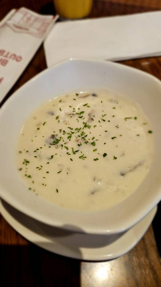 20241224_143620.jpg 크리스마스 이브라 아웃백 다녀왔습니다