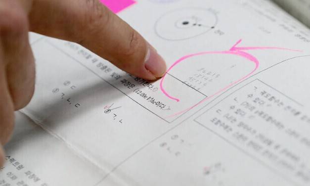 서울 수서경찰서가 2018년 11월12일 ‘숙명여고 문제 유출 사건’을 검찰에 송치하며 공개한 자매 중 한 사람의 시험지 깨알 메모. 김정효 기자 hyopd@hani.co.kr