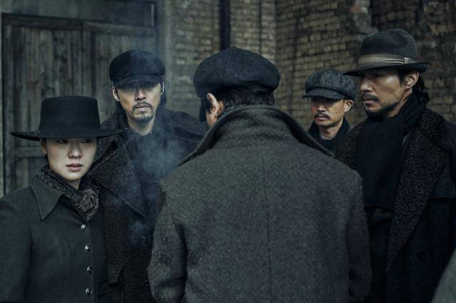 '하얼빈'은 1909년 10월 26일 있었던 의거에 참여한 실제 인물에 허구적 캐릭터를 가미한다. CJ ENM 제공