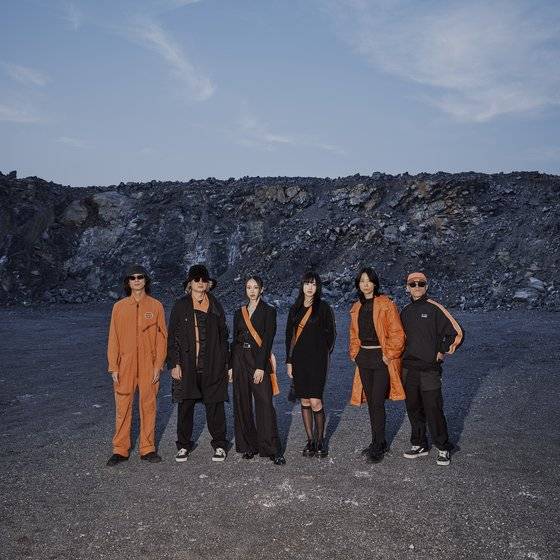 이날치는 판소리에 뿌리를 두고 여러 팝 음악을 시도하는 얼터너티브 팝 밴드다. 안이호(보컬), 전효정(보컬), 최수인(보컬), 장영규(베이스), 노디(베이스), 이용진(드럼)으로 구성됐다. 사진 하이크