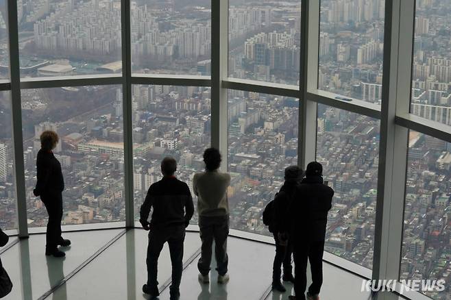 서울 송파구 롯데월드타워에서 바라본 송파구와 강남구 아파트 단지 모습. 사진=곽경근 대기자 