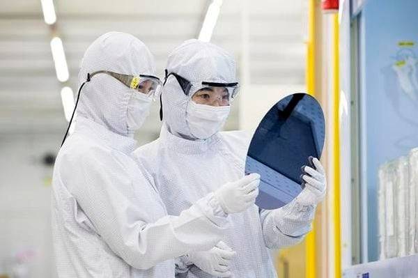 삼성전자 연구원이 생산된 반도체 웨이퍼를 점검하는 모습. 사진=삼성전자