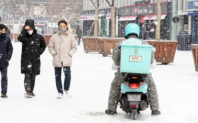 배달 운전자가 눈길에 운전하고 있다. 사진=박효상 기자