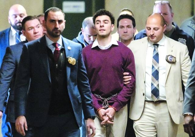 미국 건강보험사 유나이티드헬스케어 최고경영자를 살해한 혐의로 기소된 루이지 만조니가 23일(현지시간) 뉴욕주 맨해튼 지방법원에 출석한 뒤 경찰에 호송되고 있다. EPA연합뉴스