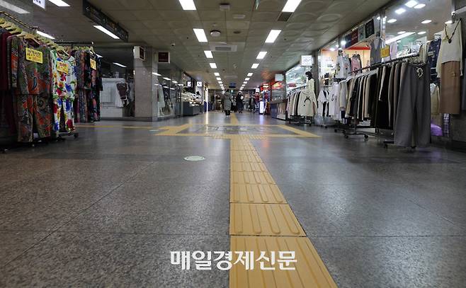 비상계엄 사태로 정치적 불확실성이 커지고 금융시장 변동성이 확대되면서 12월 소비심리가 세계 금융위기 이후 가장 큰 폭으로 위축된 것으로 나타난 가운데 24일 오후 12시경 서울시내지하상가가  한산하다. 2024.12.24[이충우 기자]