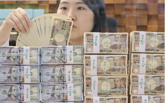 울 중구 하나은행 위변조대응센터에서 직원이 엔화와 달러화를 정리하고 있다. (매경 DB)